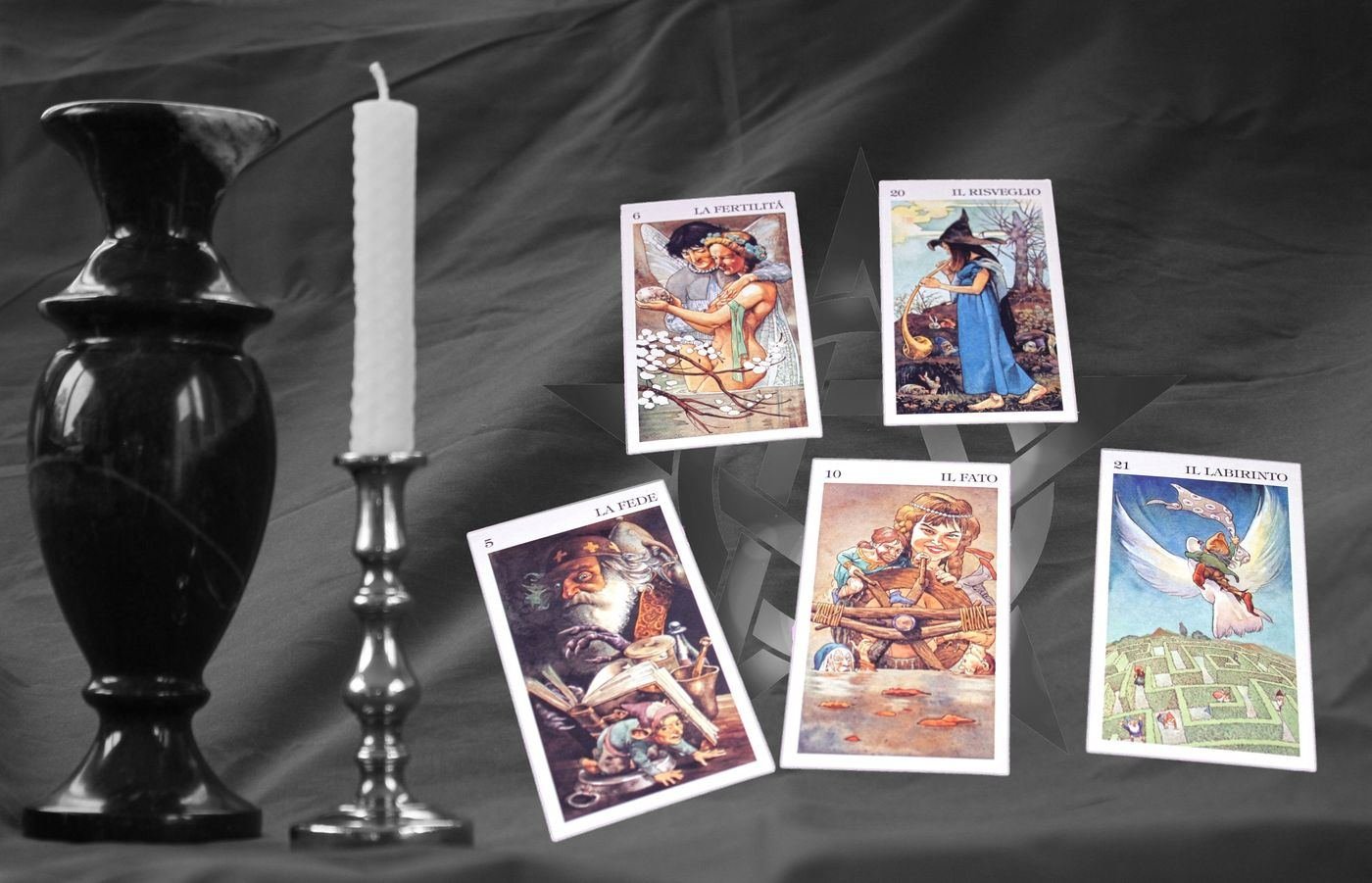 Tirage de cartes à la lueur d'une bougie