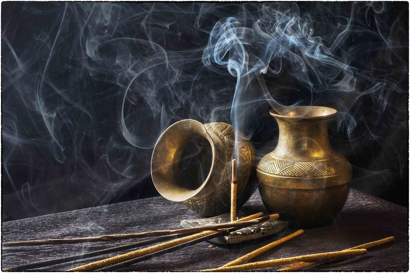 Encens et vases de cuivre — rituel de purification